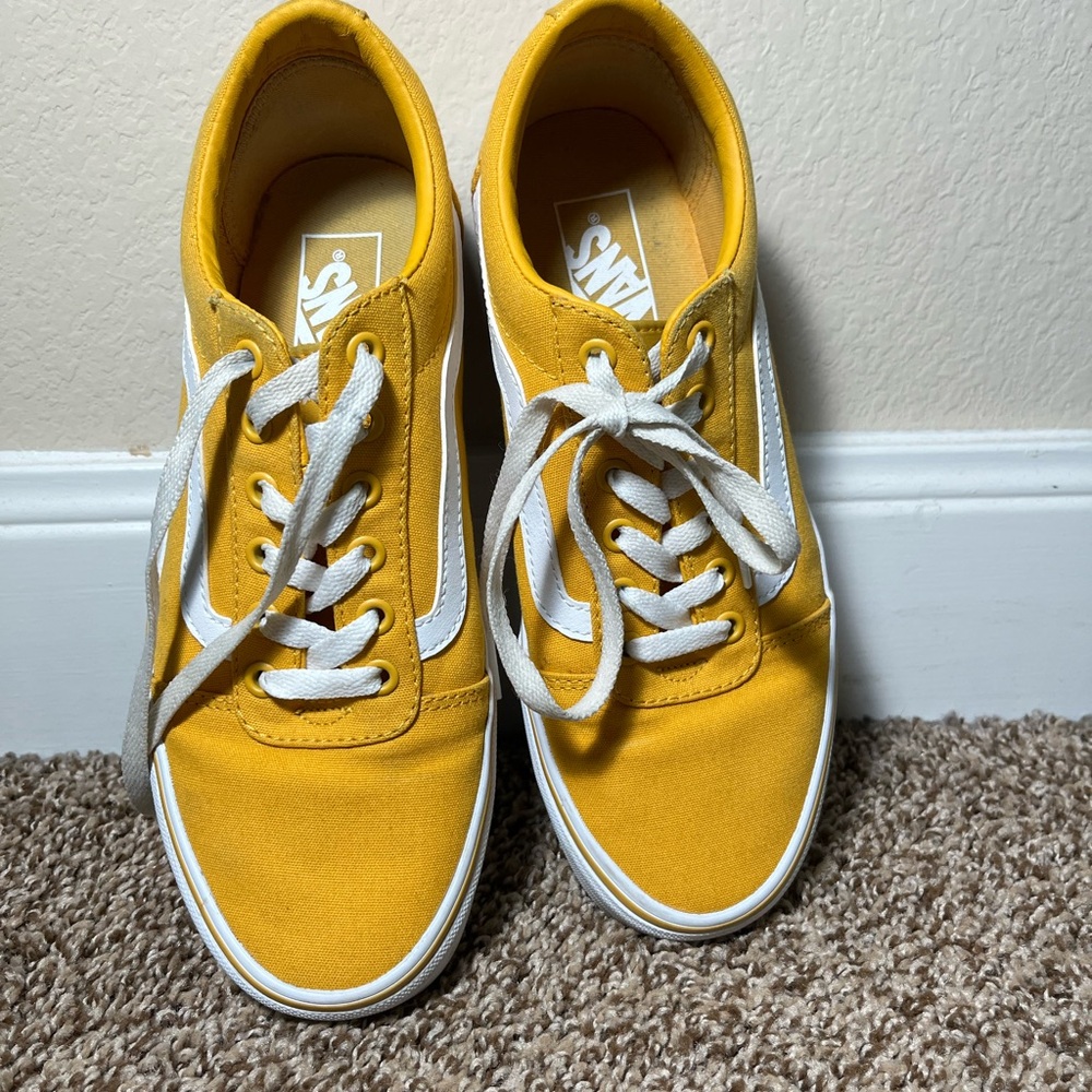 Size 9 yellow Vans sneakers in very good condition.